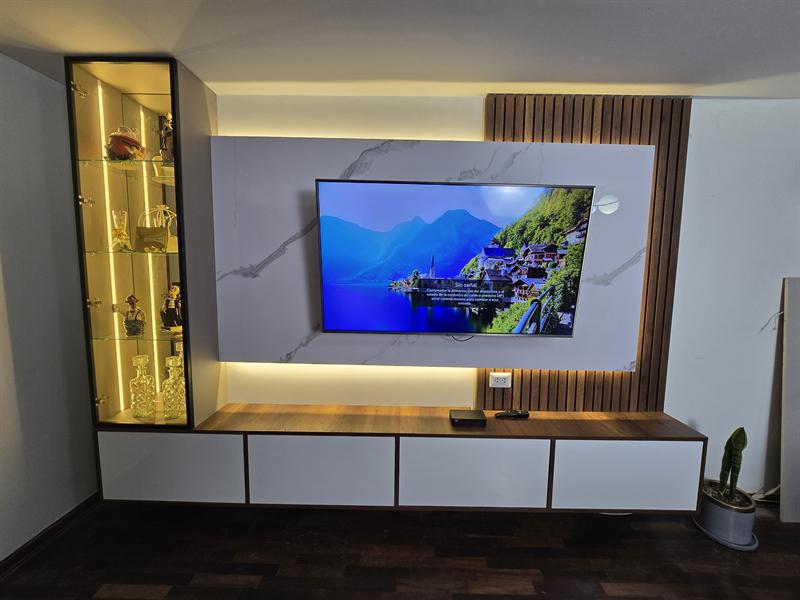 Centro de TV con panel símil mármol y vitrina iluminada