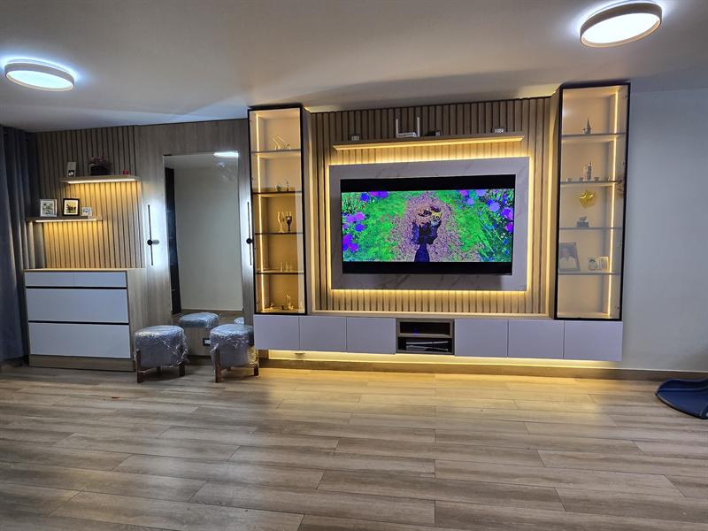 Centro de entretenimiento con vitrinas iluminadas