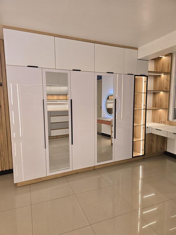 Closet blanco con puertas de espejo