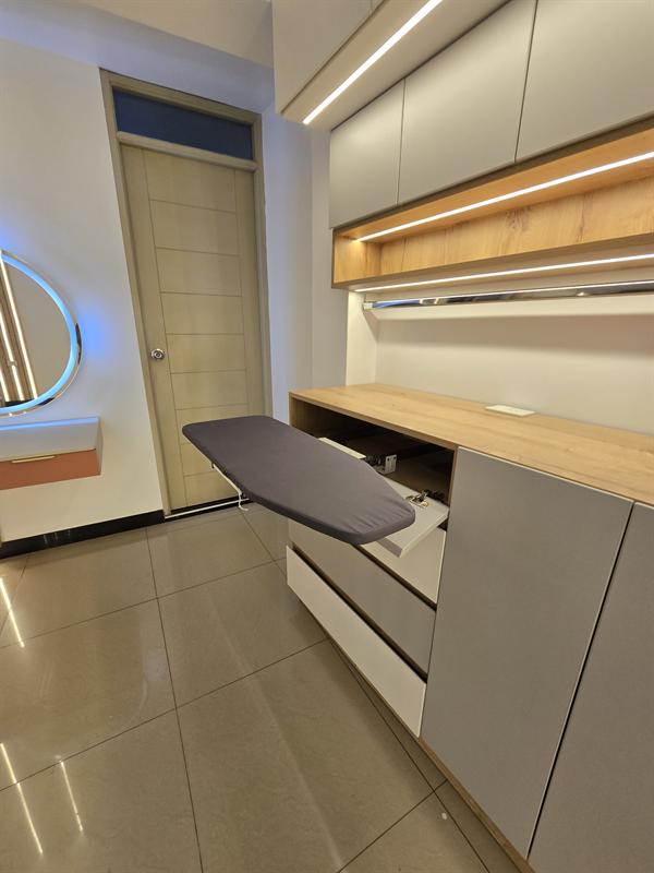 Mueble con planchador abatible oculto