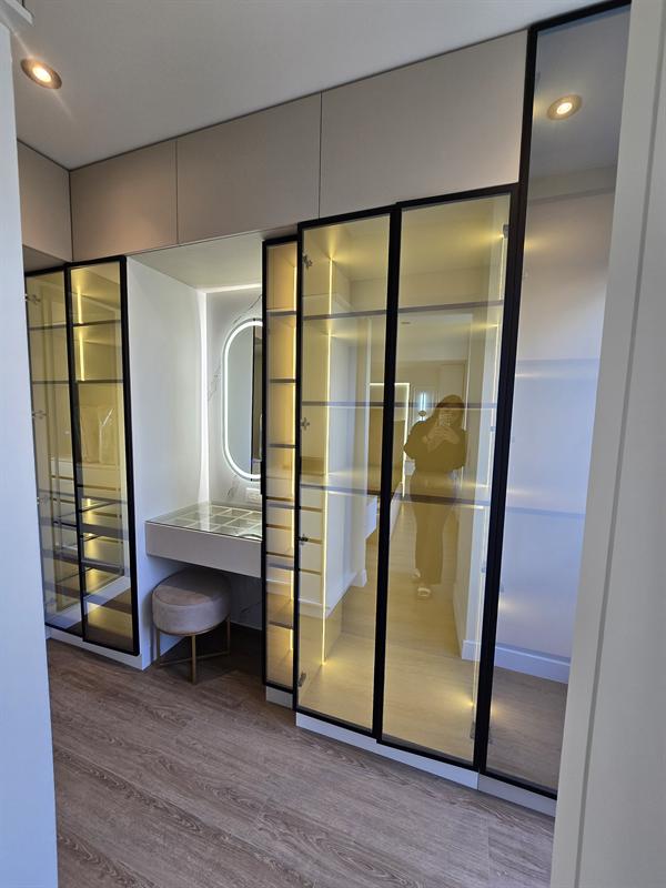 Vestidor con puertas de vidrio e iluminación LED