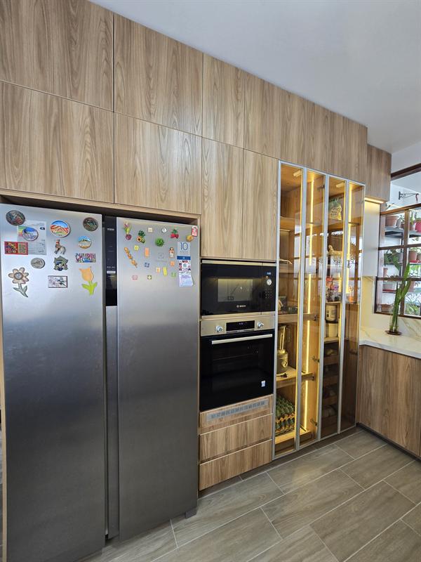 Cocina con columna de hornos y vitrina iluminada